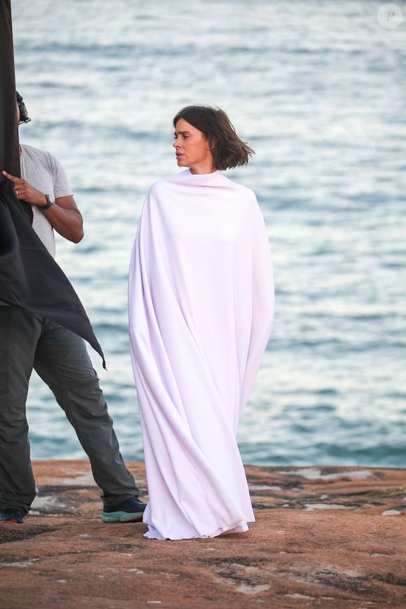 Nova Diná! Carolina Dieckmann grava sequência misteriosa da adaptação de A Viagem e visual impressiona fãs