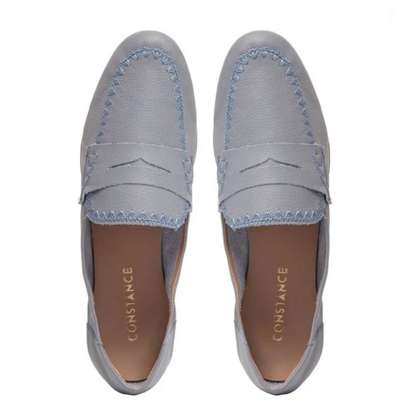 Adeus, mocassins de inverno: essa versão da Constance na cor 'blue moon' é ideal para usar nos últimos dias de Verão 2026