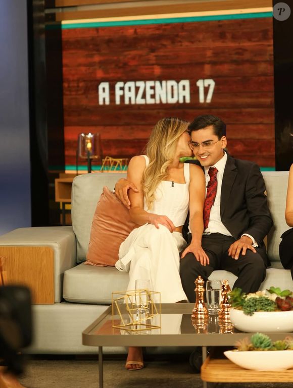 Após o fim do reality, o apresentador contou que quer morar com a dentista e afirmou que a relação só funciona se os dois dividirem o mesmo espaço. “Não funciona ficar longe”, disse.