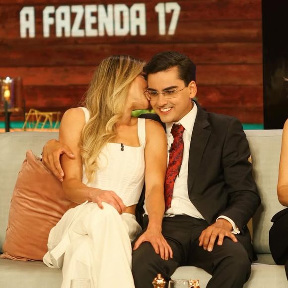 Após o fim do reality, o apresentador contou que quer morar com a dentista e afirmou que a relação só funciona se os dois dividirem o mesmo espaço. “Não funciona ficar longe”, disse.