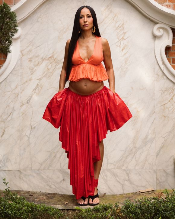 Grávida de seis meses, Sabrina Sato exibe o barrigão em novo ensaio e aposta em look Alaïa de quase R$ 30 mil