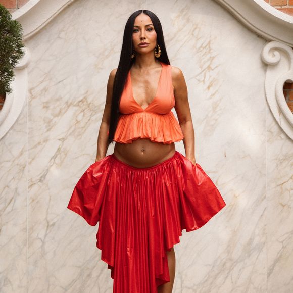 Grávida de seis meses, Sabrina Sato exibe o barrigão em novo ensaio e aposta em look Alaïa de quase R$ 30 mil