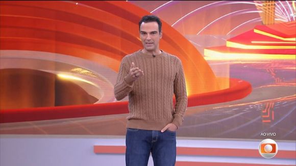 Tadeu Schmidt chama atenção pelos looks elegantes no 'BBB 25'