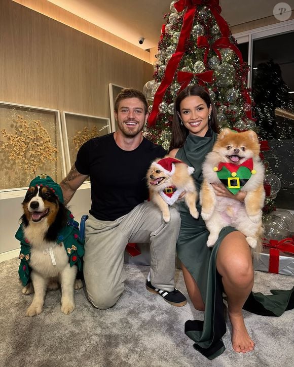 Juliette e Kaique Cerveny curtiram o Natal em família, com direito à fotos com cachorrinhos sorridentes