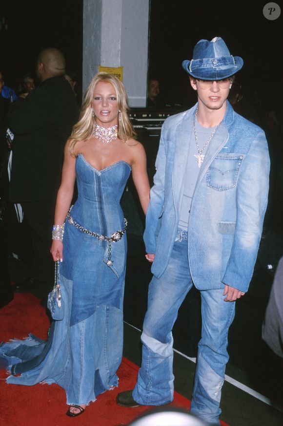 Em 2001, Britney e Justin Timberlake (então casal do momento) combinaram o look total em jeans