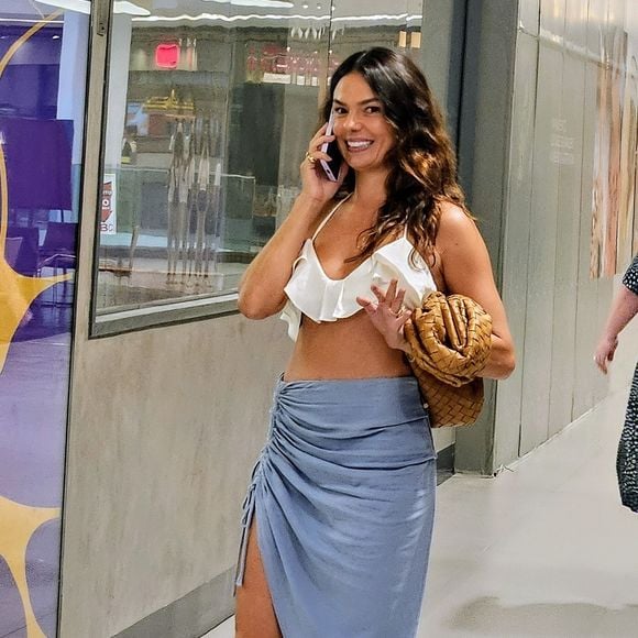 2024: simpática e acenando para o paparazzo, Isis Valverde mostra que é linda até nos momentos mais simples