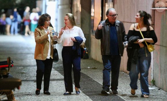 Tony Ramos e Gabriela, sua neta, foram ao teatro; jovem teve ainda a companhia da mãe e da avó, Lidiane