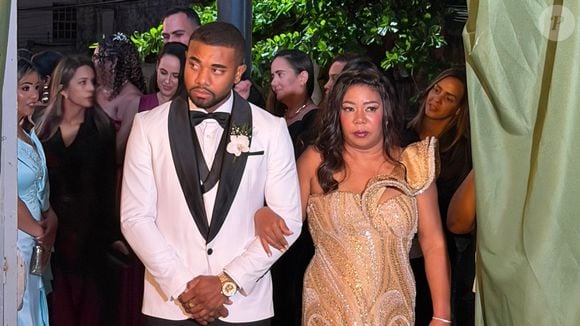 Mãe de Davi Brito rouba a cena com atitude inesperada durante casamento do ex-BBB e causa na web. 'Top momentos da história da internet'