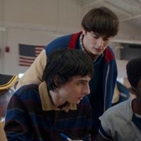 Ele cresceu! Aos 21 anos, ator de 'Stranger Things' assume novo namorado e declaração de amor agita a web: 'Um mês de nós'
