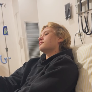 Filho de Adriane Galisteu apareceu em hospital após fraturar a tíbia em jogo de futebol: apresentadora contou que adolescente estava mancando em alguns momentos