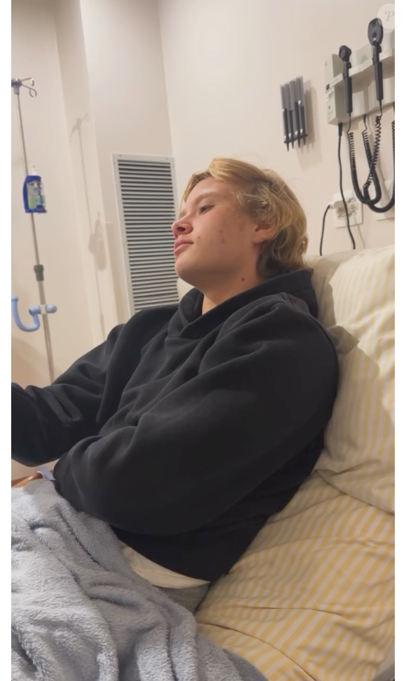 Filho de Adriane Galisteu apareceu em hospital após fraturar a tíbia em jogo de futebol: apresentadora contou que adolescente estava mancando em alguns momentos