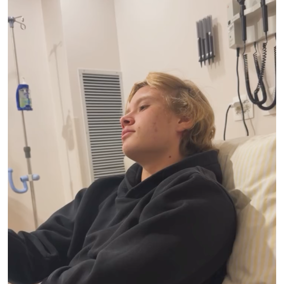 Filho de Adriane Galisteu apareceu em hospital após fraturar a tíbia em jogo de futebol: apresentadora contou que adolescente estava mancando em alguns momentos