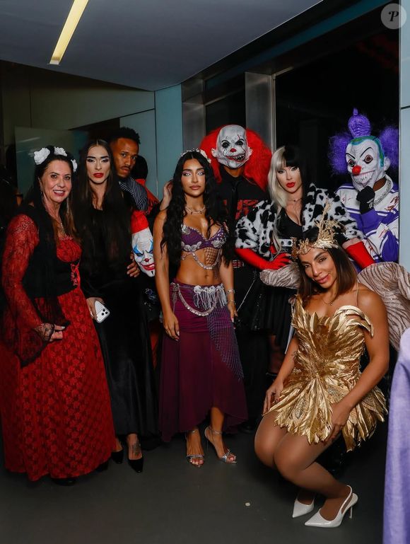Virgínia Fonseca, Vinícius Jr. e Duda Freire entre outros amigos se fantasiaram para o Halloween na Espanha em outubro de 2025