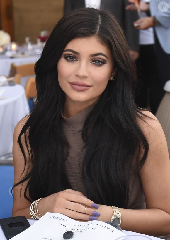 Kylie Jenner chama atenção por sua beleza