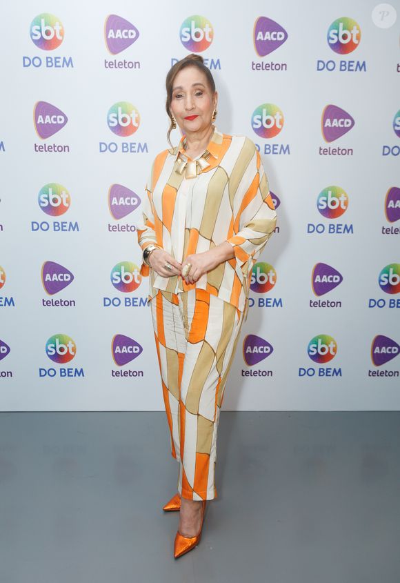 Teleton 2025: elegante, Sonia Abrão escolheu um conjunto em tons de laranja, areia e bege para o evento