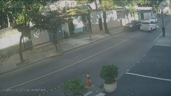 O motorista fez uma manobra na via. O outro condutor ficou irritado, os dois iniciaram uma discussão e o policial atirou em direção ao veículo