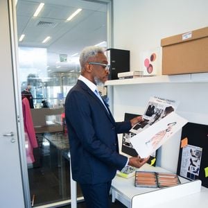 Maurício Xavier interpretando Nigel.