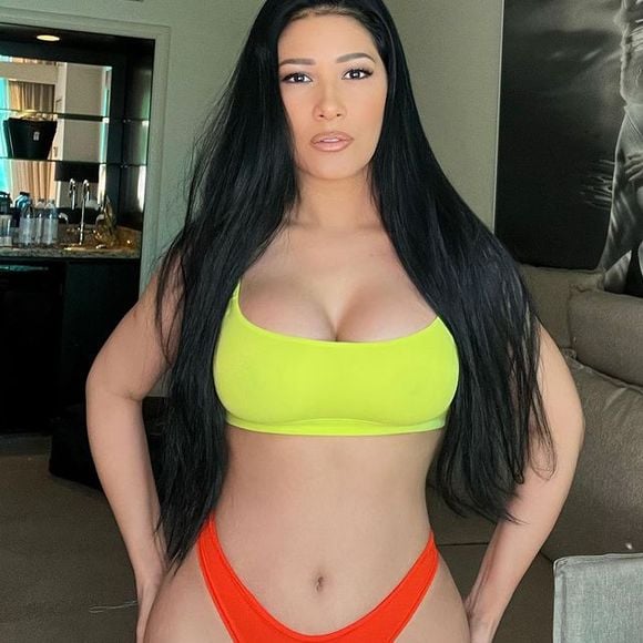 Simaria em lingerie neon cavada; cores chamativas roubam a cena do look