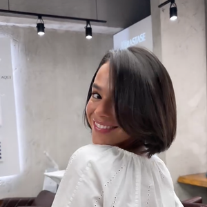 "É um corte que mistura frescor com elegância. Ele encurta visualmente o rosto, valoriza o pescoço e traz movimento aos fios, criando uma imagem moderna de forma muito espontânea", diz a especialista sobre o novo corte de Bruna Marquezine