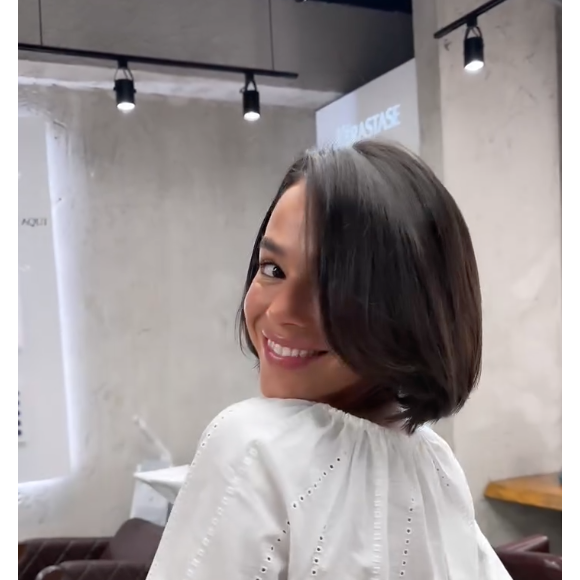 "É um corte que mistura frescor com elegância. Ele encurta visualmente o rosto, valoriza o pescoço e traz movimento aos fios, criando uma imagem moderna de forma muito espontânea", diz a especialista sobre o novo corte de Bruna Marquezine