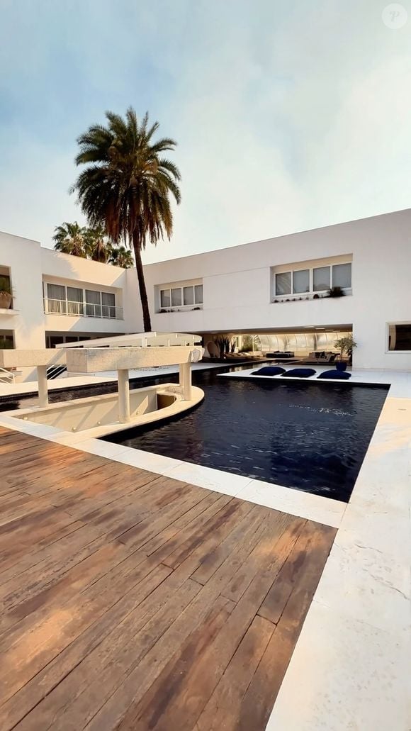 Mansão de Ana Hickmann e Alexandre Correa tem 6.100 metros quadrados de terreno e 1.600 metros quadrados, com oito suítes, camarim, closet blindado e muito mais