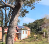 Tijolos de terra crua produzidos no próprio canteiro de obras, madeira e materiais naturais fazem parte do projeto da casa de Mariana Maffeis. A construção foi pensada para oferecer conforto térmico durante todo o ano