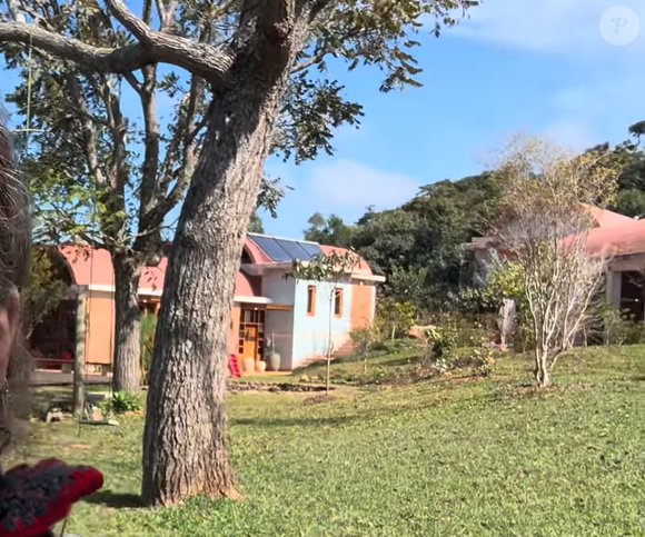 Tijolos de terra crua produzidos no próprio canteiro de obras, madeira e materiais naturais fazem parte do projeto da casa de Mariana Maffeis. A construção foi pensada para oferecer conforto térmico durante todo o ano
