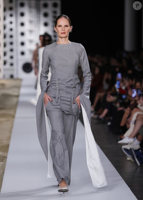 O desfile foi palco do lançamento de uma colaboração exclusiva entre a Misci e Paula Torres. A collab visa traduzir a força de Tieta do Agreste para as criações contemporâneas de Torres, com uma coleção cápsula lançada no formato see now, buy now.