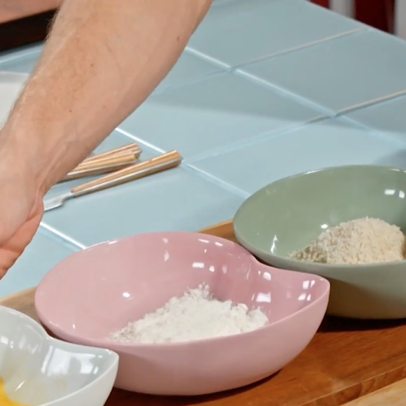 Na hora de empanar, passe primeiro na farinha de trigo, depois no ovo e por fim na farinha panko