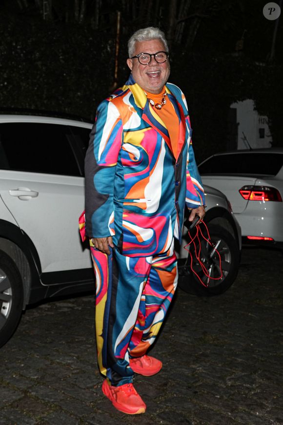 Milton Cunha não deixou de lado o terno extravagante para o aniversário de 54 anos de Luciano Huck