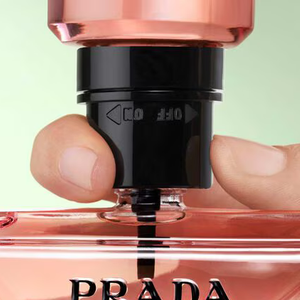 Sucesso nos cinemas, Zendaya também lidera o novo capítulo de Prada Paradoxe. A atriz revelou que a fragrância já fazia parte de sua coleção antes mesmo de receber o convite da marca