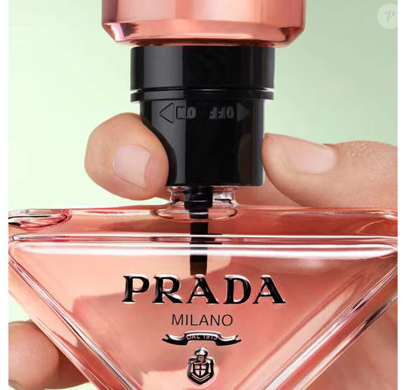 Sucesso nos cinemas, Zendaya também lidera o novo capítulo de Prada Paradoxe. A atriz revelou que a fragrância já fazia parte de sua coleção antes mesmo de receber o convite da marca