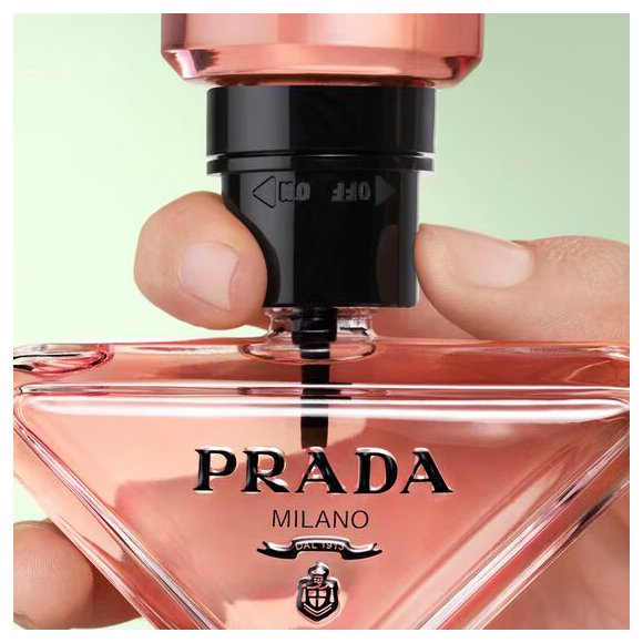 Sucesso nos cinemas, Zendaya também lidera o novo capítulo de Prada Paradoxe. A atriz revelou que a fragrância já fazia parte de sua coleção antes mesmo de receber o convite da marca