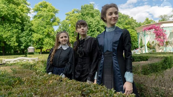 Série é focada em romances, diferenças sociais e escândalos da sociedade da época