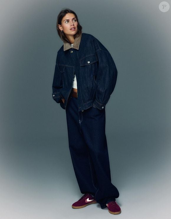 Além do visual retrô, o tênis da Bershka conta com a tecnologia Starfit, que utiliza palmilha flexível em espuma de látex para oferecer mais conforto durante o uso, sem abrir mão do estilo