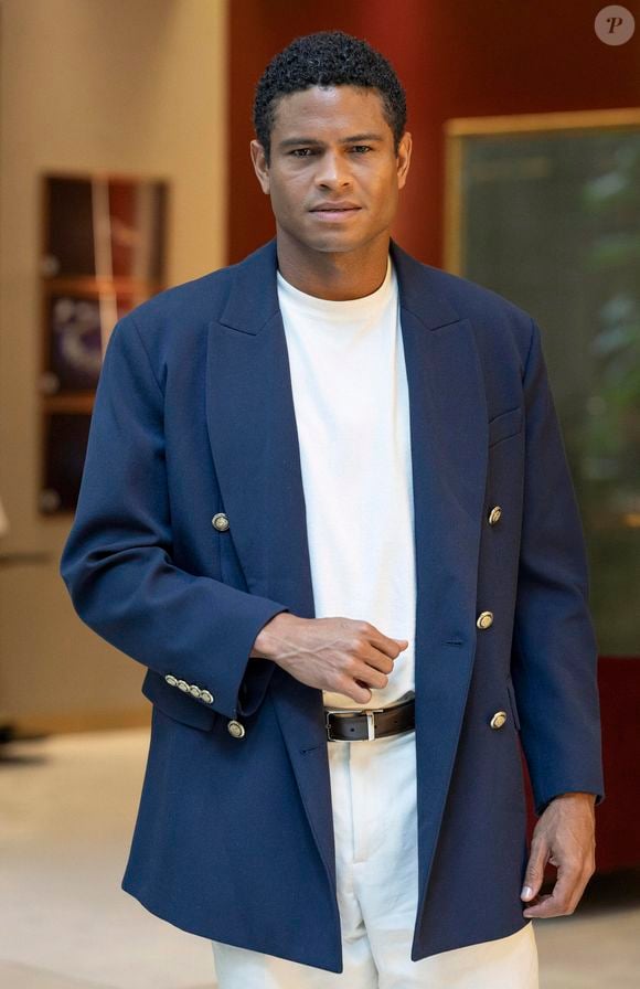 Tiago (Gui Ferraz) se anima ao saber que Bruna (Nanda Marques) vai se separar de Pedro.