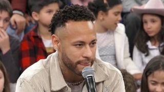 Neymar no 'Altas Horas': com Bruna Biancardi na plateia, jogador toma atitude polêmica com Ana Castela e causa na web. 'Evitando olhar'