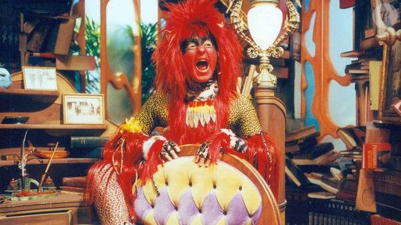 Uma lembrança nostálgica – Patrícia Gaspar como Caipora em Castelo Rá-Tim-Bum. A personagem marcou gerações com seu assobio inconfundível e sua mensagem de respeito à natureza.