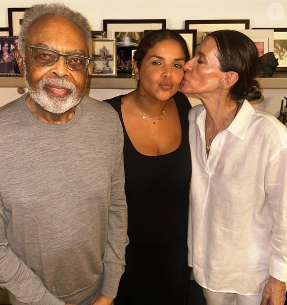 Pouco antes da missa de sétimo dia de Preta Gil, ocorrida nesta segunda-feira (28), Jude Paulla publicou fotos ao lado de Gilberto Gil e de Flora Gil.