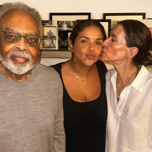 Pouco antes da missa de sétimo dia de Preta Gil, ocorrida nesta segunda-feira (28), Jude Paulla publicou fotos ao lado de Gilberto Gil e de Flora Gil.