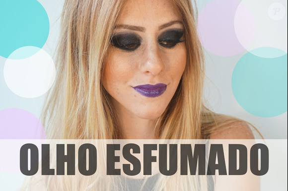 Mari Maria, loiríssima, ensinava olho em esfumado em seu canal do Youtube em 2014