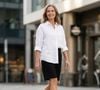 Com design discreto e proposta versátil, o New Balance 574 combina com jeans, vestidos e até bermuda no inverno, conquistando quem prioriza conforto sem abrir mão do estilo