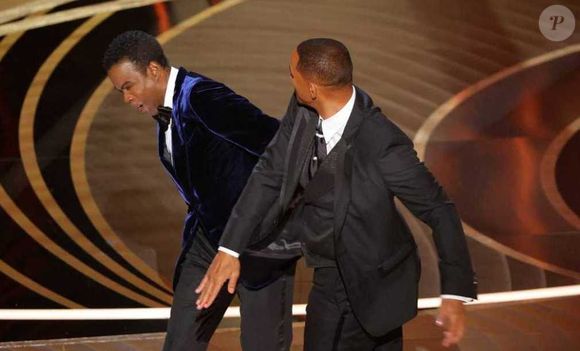 Will Smith desferiu um tapa em Chris Rock no Oscar 2022