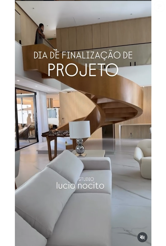 O projeto da mansão de Lucas Paquetá leva a assinatura do Studio Lucio Nocito e aposta em uma estética sóbria, com tons neutros e clima de casa de praia