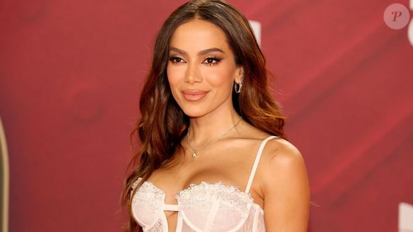 O maquiador de Anitta deixou claro que ela personaliza os seus cílios, na hora da maquiagem.