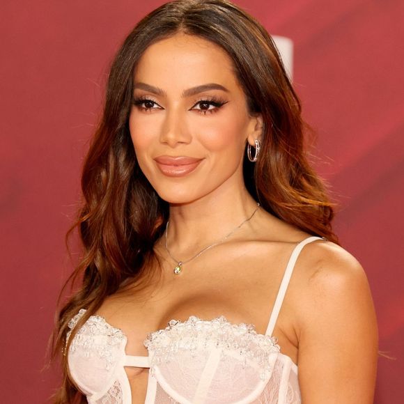 O maquiador de Anitta deixou claro que ela personaliza os seus cílios, na hora da maquiagem.
