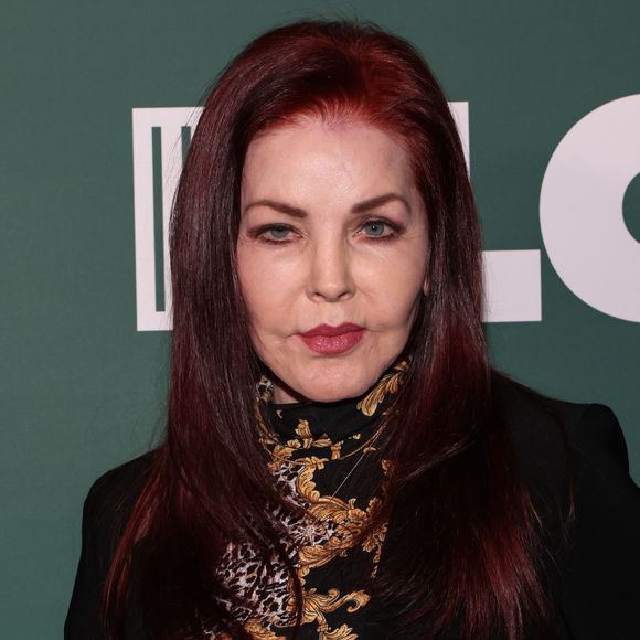 Priscilla Presley afirmou que, apesar das tragédias recentes, a família Presley começa a se reaproximar aos poucos após anos difíceis