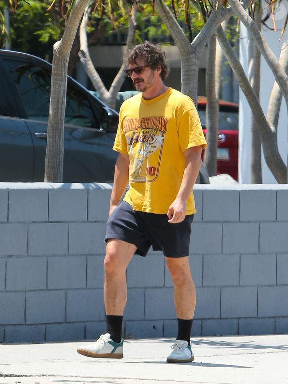 Flagra na rua: Até caminhando, Pedro Pascal esbanja carisma.