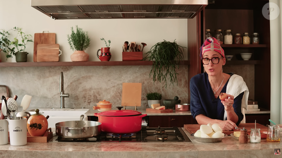 Sopa de cebola no estilo francês de Paola Carosella demora cerca de 2 horas de preparo e rende de 6 a 8 porções