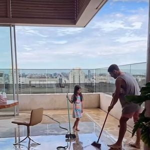 Nicolas Prattes também botou a mão na massa e participou da faxina